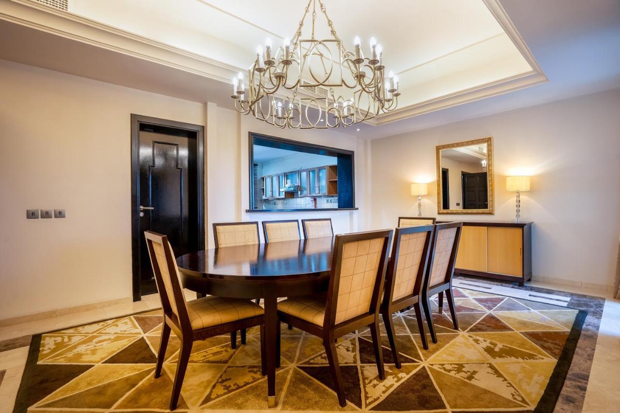 多哈君悦别墅酒店 外观 照片 A dining room
