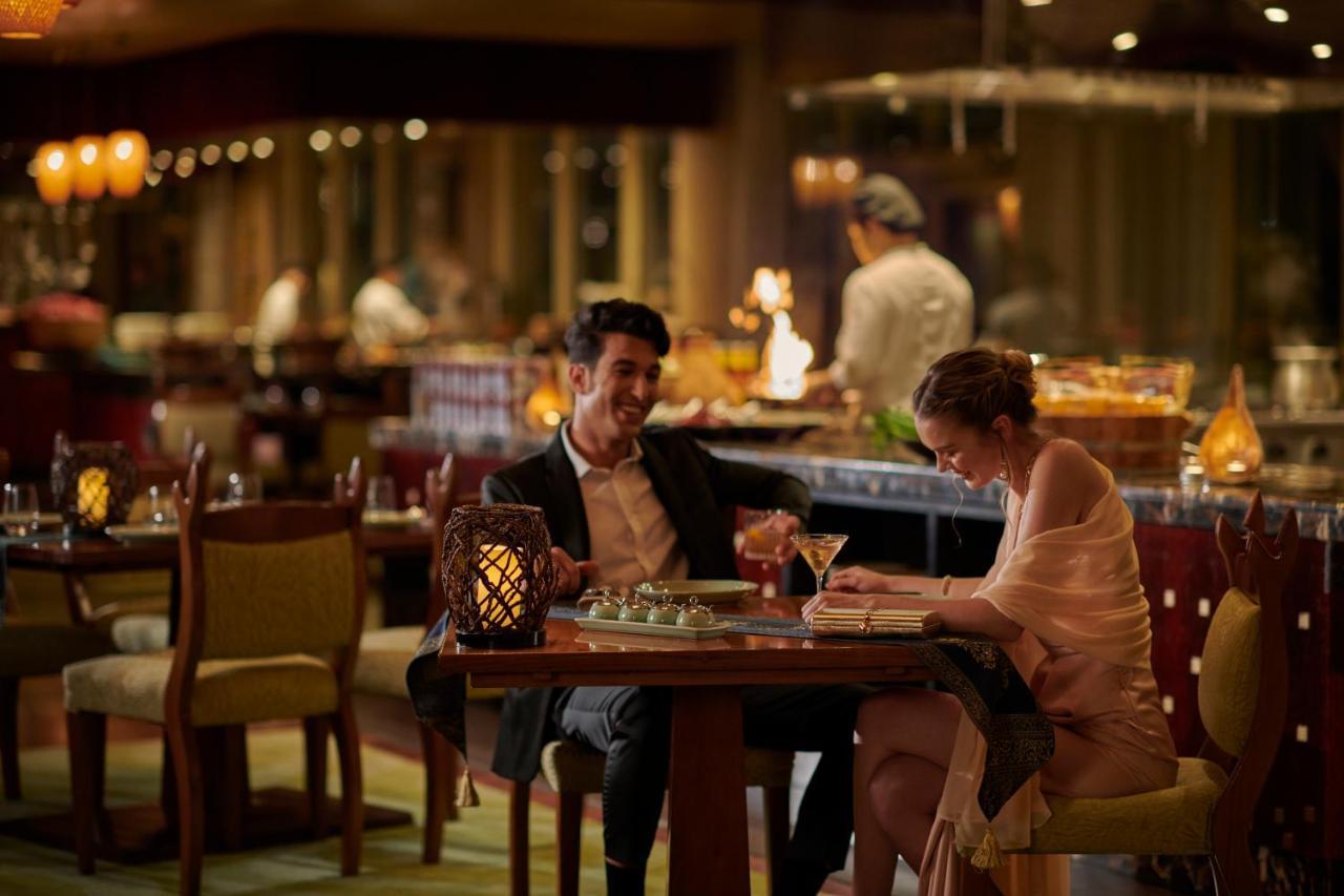 多哈君悦别墅酒店 外观 照片 A couple dining at the restaurant