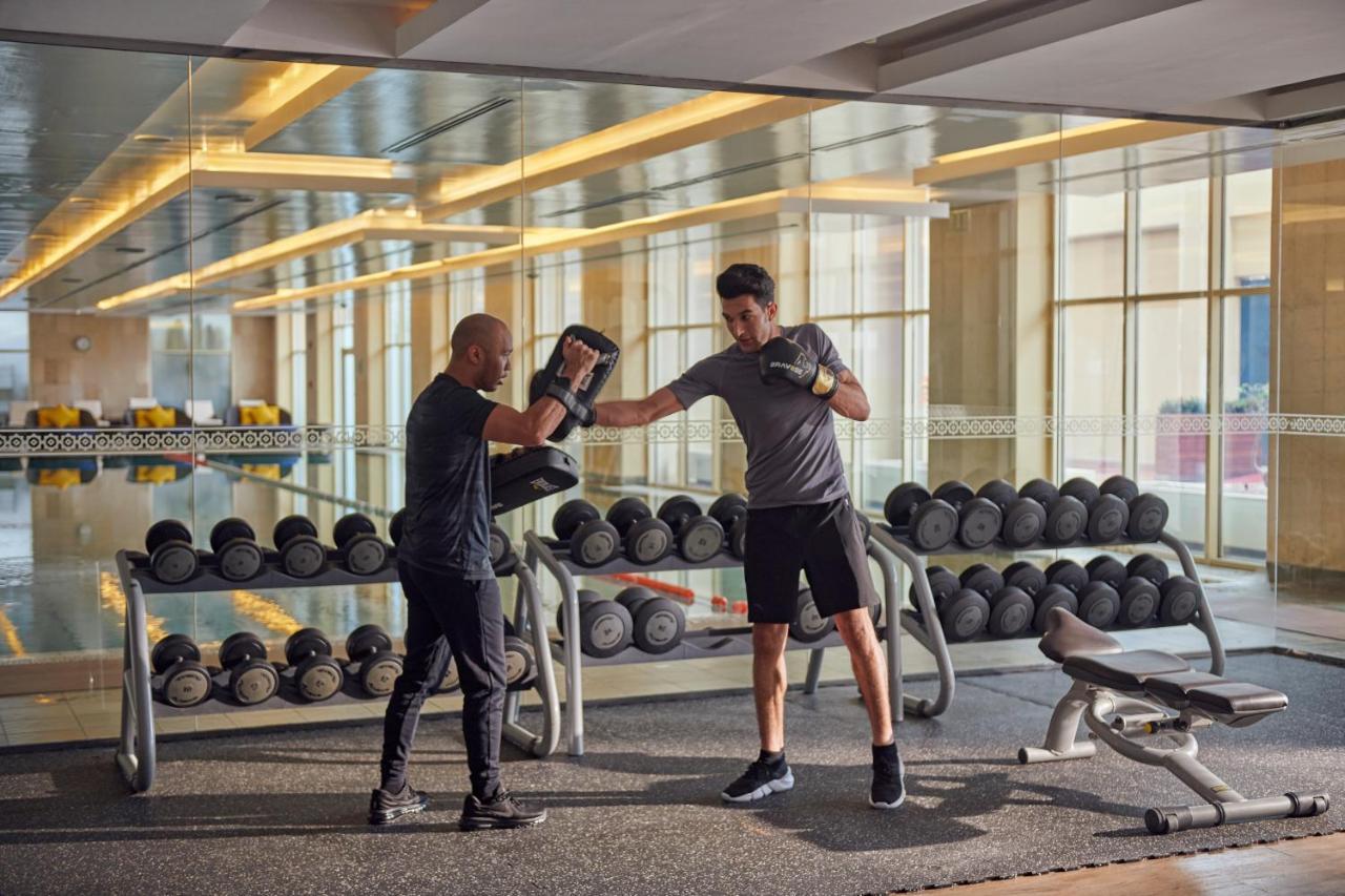 多哈君悦别墅酒店 外观 照片 Personal trainer with a client