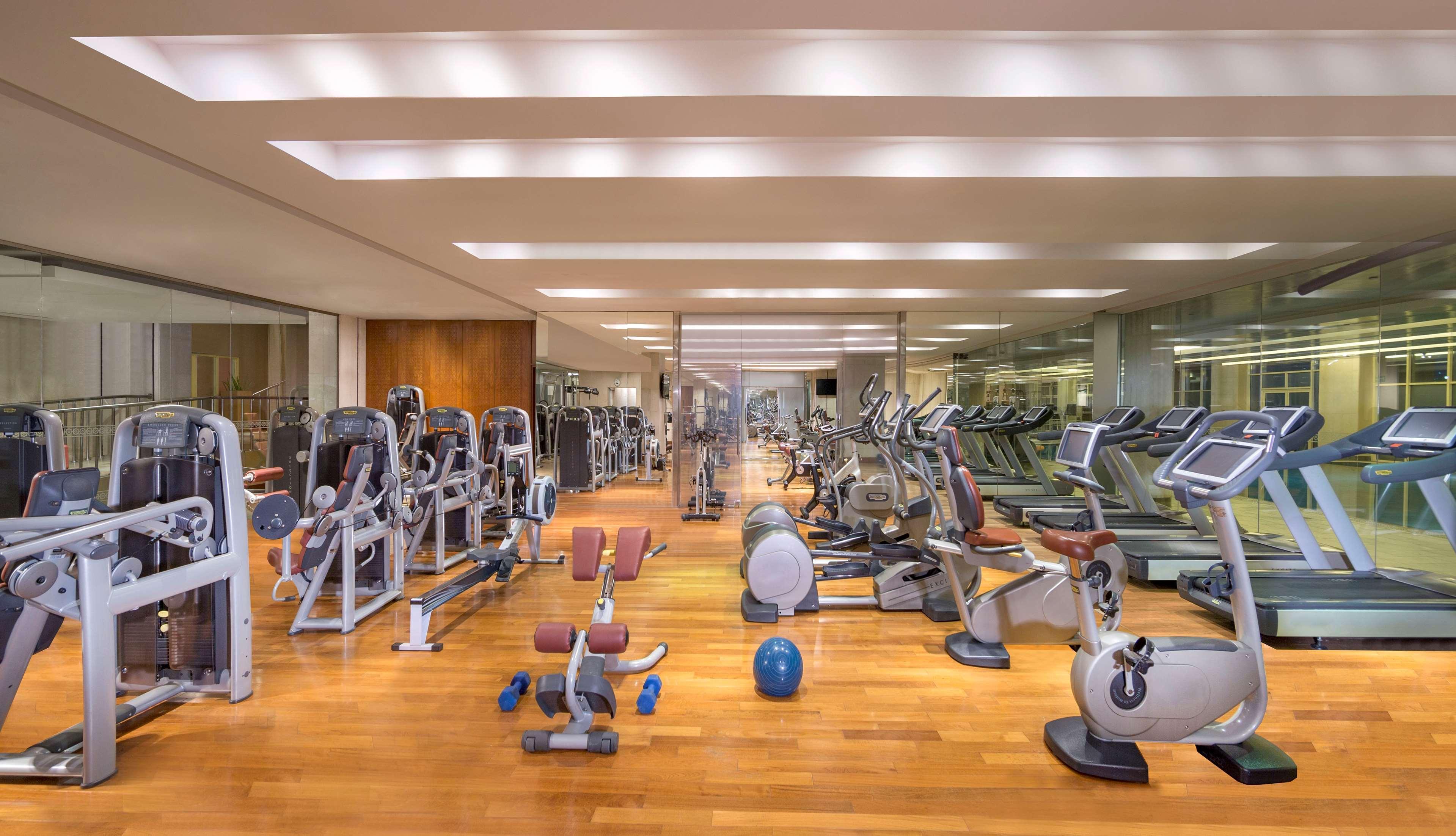 多哈君悦别墅酒店 外观 照片 The gym at the Westin