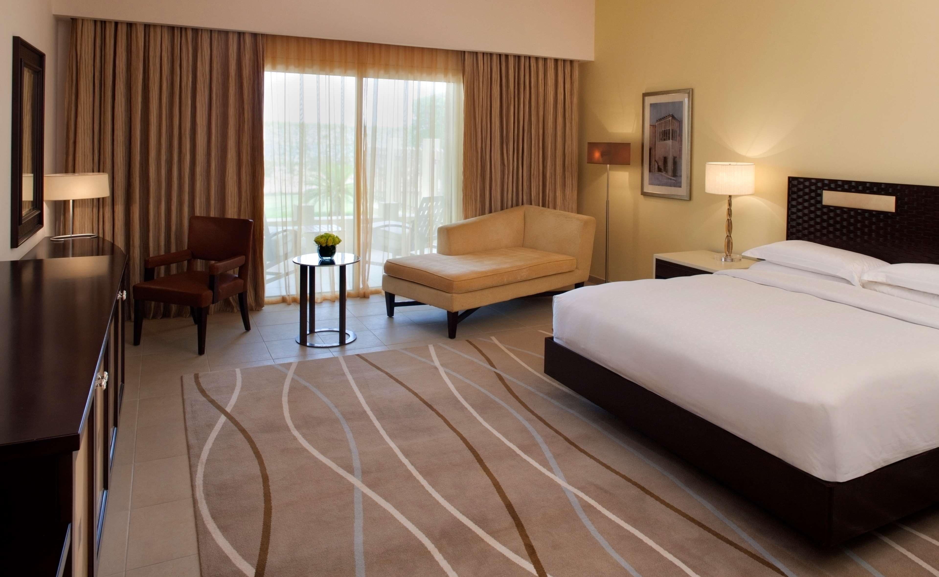 多哈君悦别墅酒店 外观 照片 A bedroom at the Jumeirah Beach Hotel