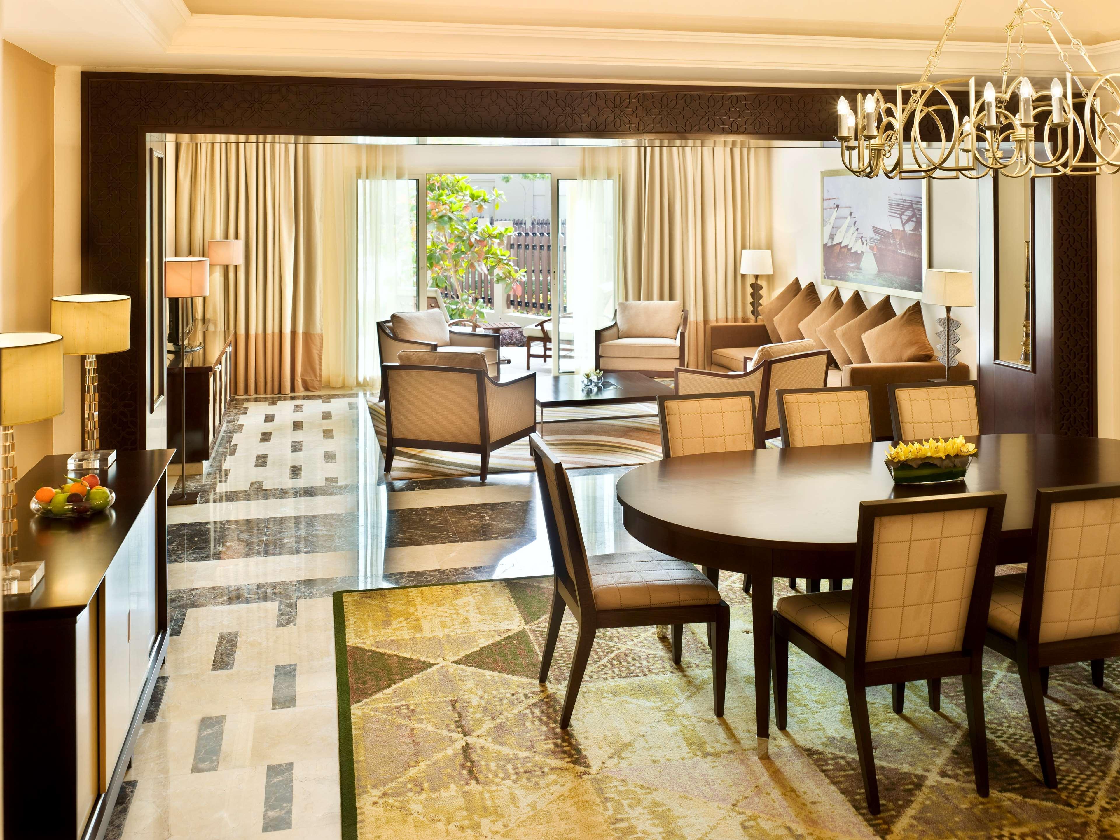 多哈君悦别墅酒店 外观 照片 A suite at the Ritz-Carlton, Dubai
