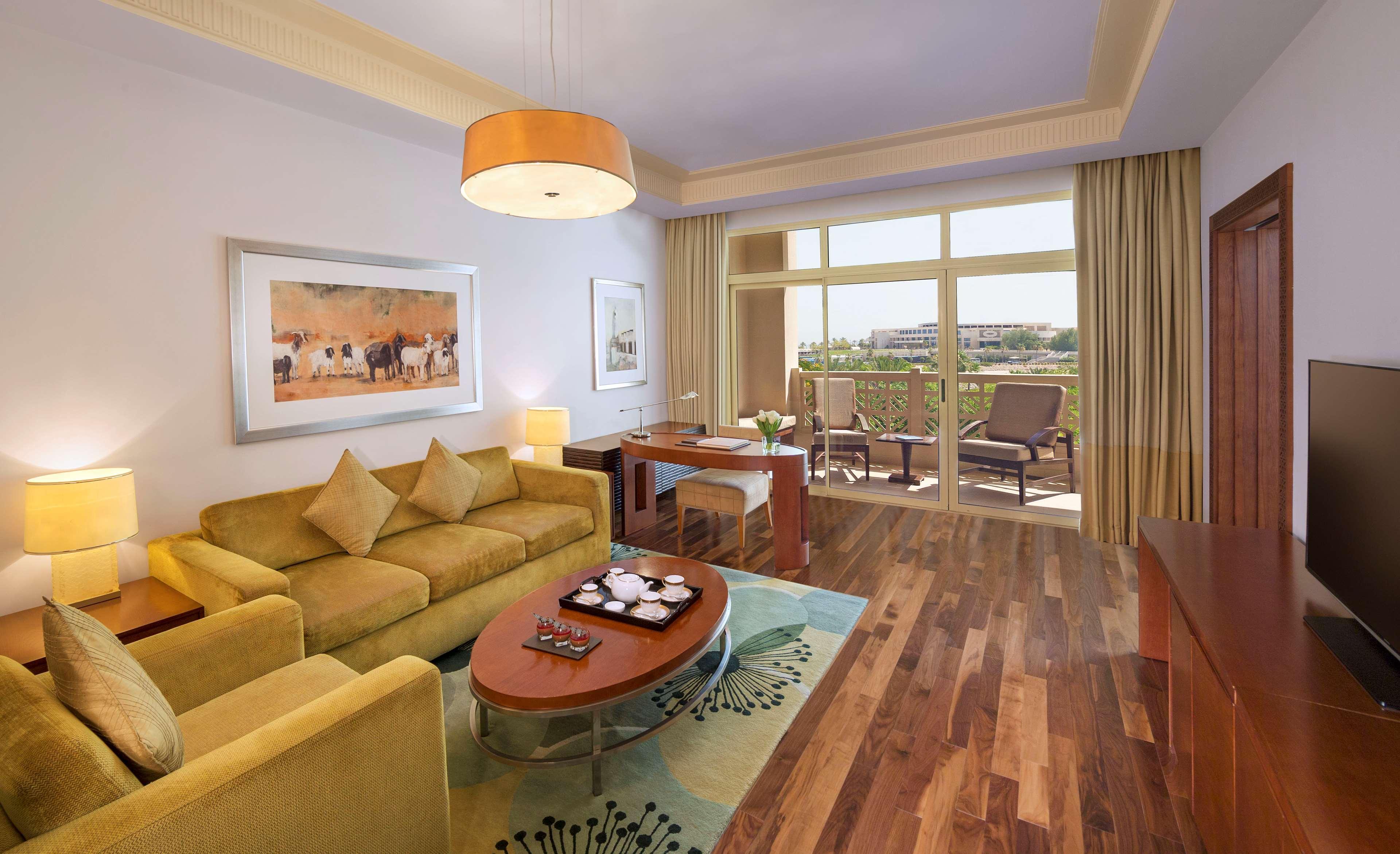 多哈君悦别墅酒店 外观 照片 A living room at the Jumeirah Emirates Towers Hotel