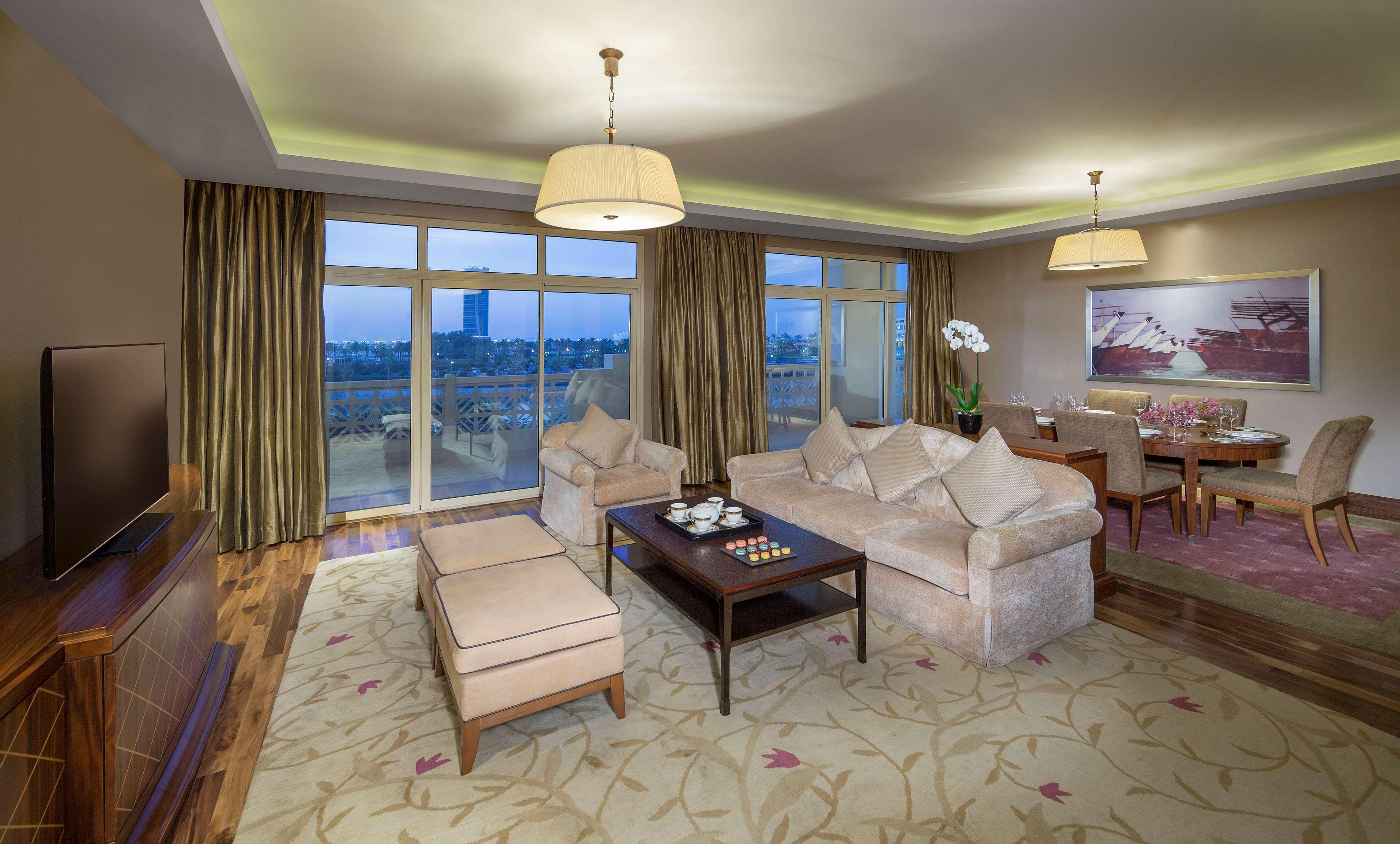 多哈君悦别墅酒店 外观 照片 A suite at the hotel