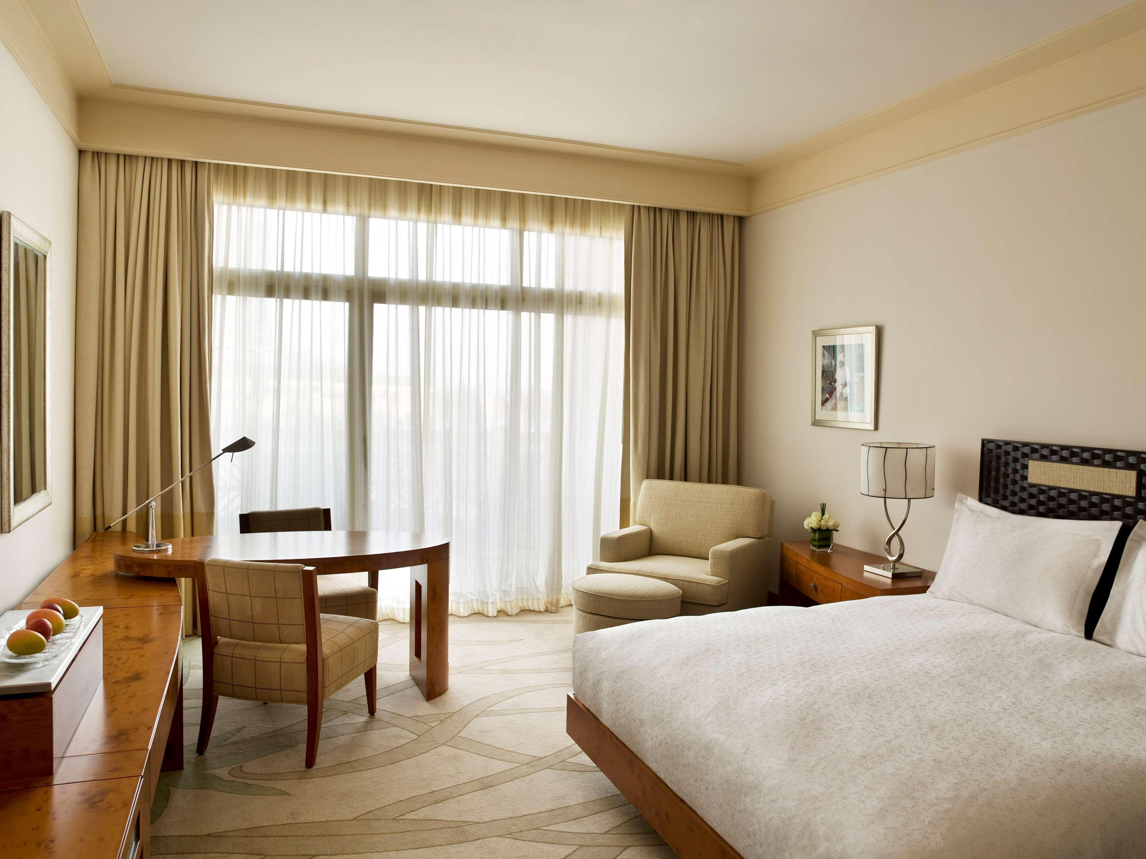 多哈君悦别墅酒店 外观 照片 A room at the Conrad Dubai