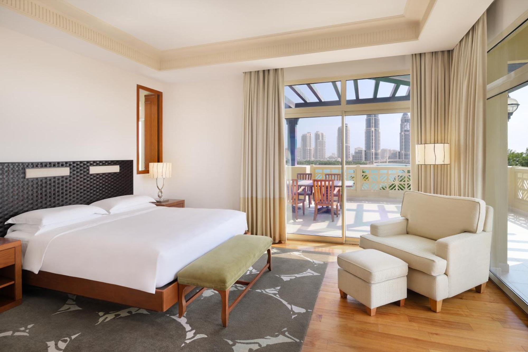多哈君悦别墅酒店 外观 照片 A bedroom at the hotel