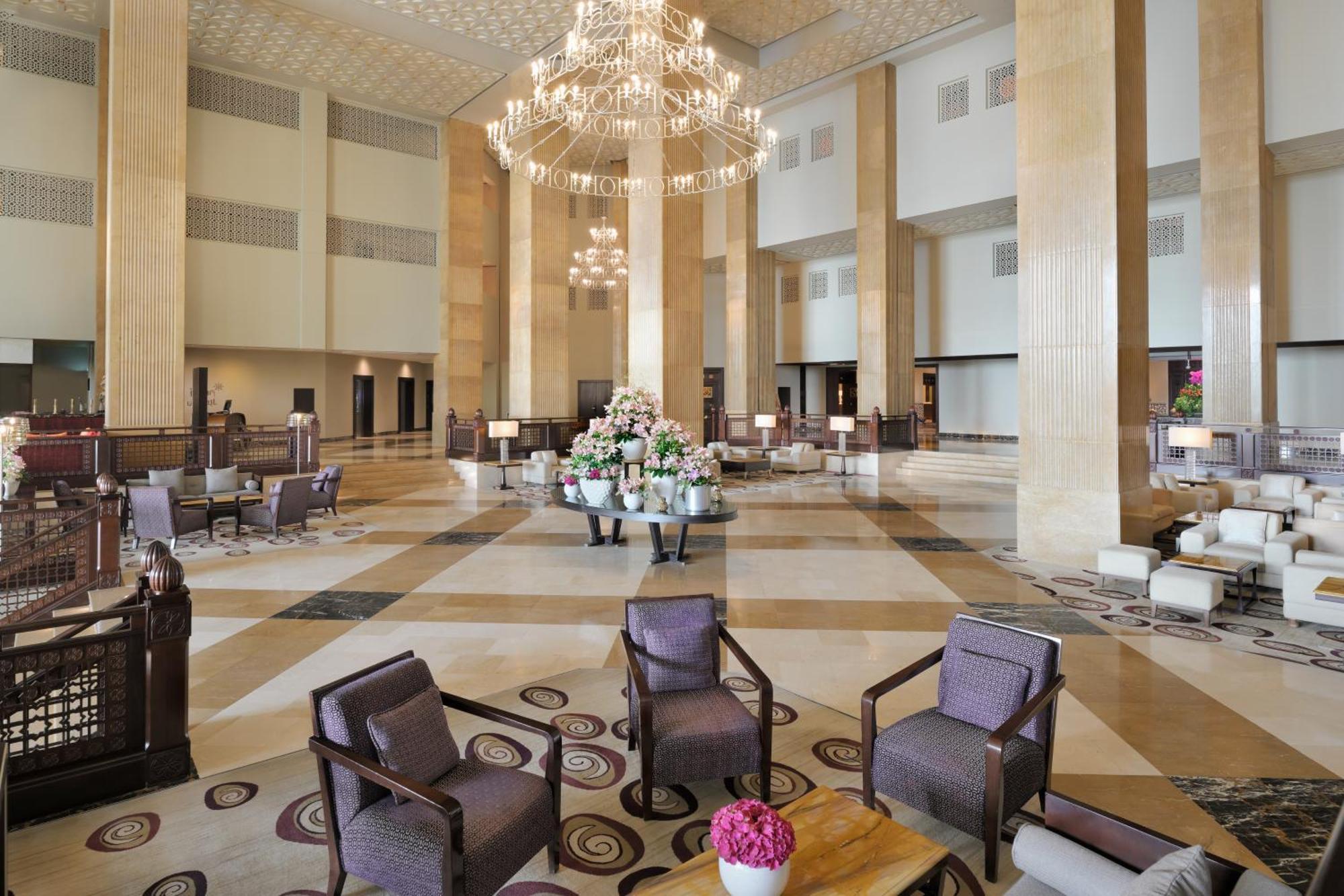 多哈君悦别墅酒店 外观 照片 The lobby of the hotel