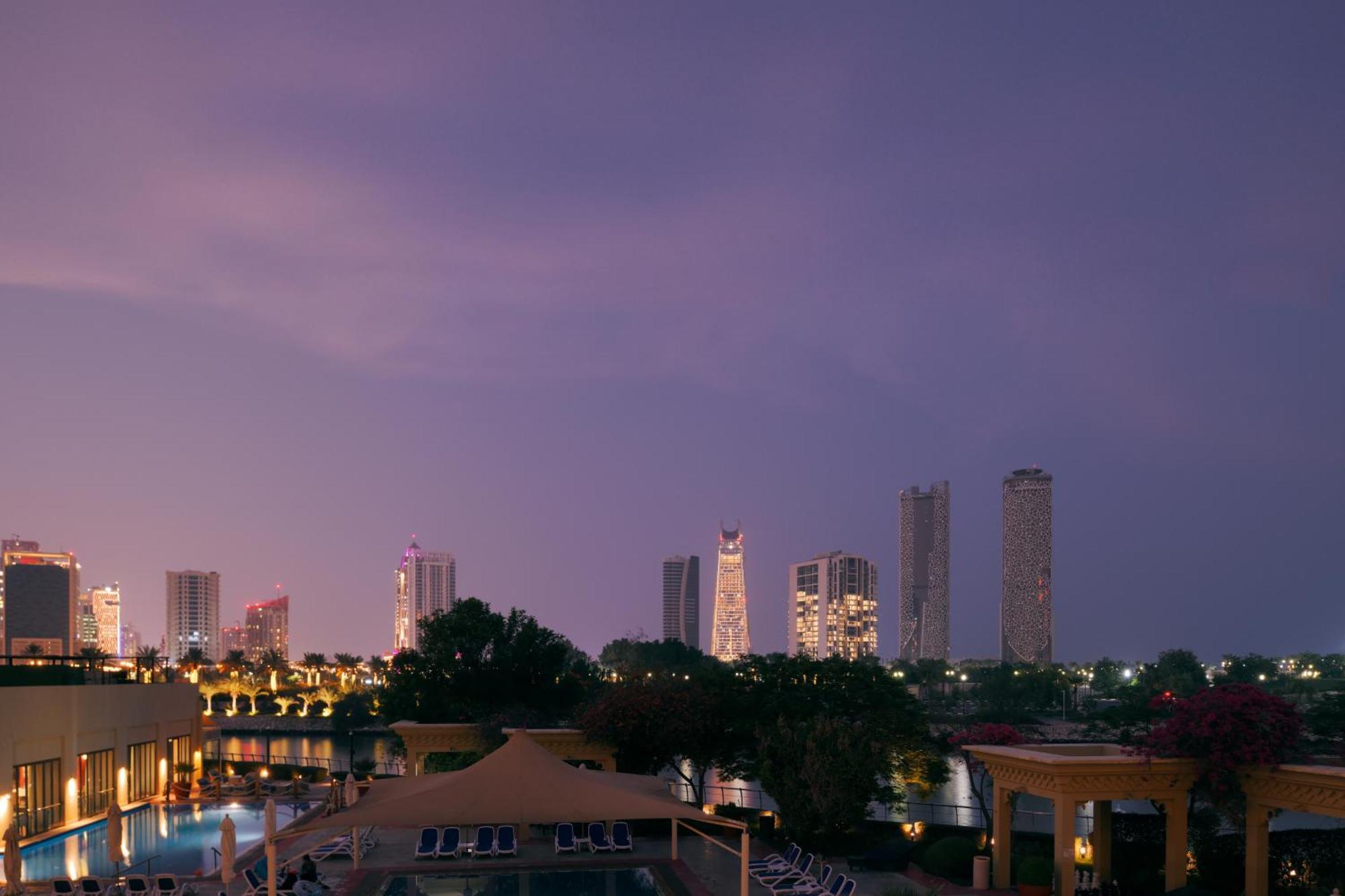 多哈君悦别墅酒店 外观 照片 View of the city at night
